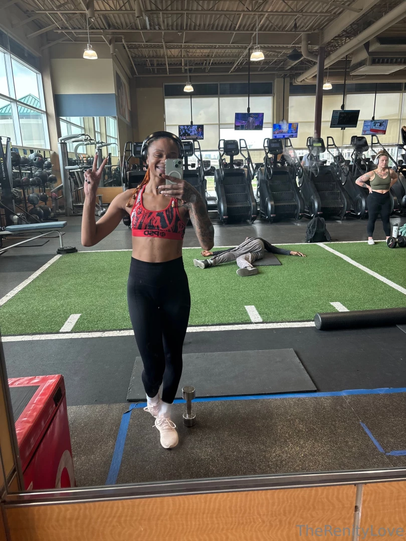 I been hitting the gym shawty laid out inna back tho 