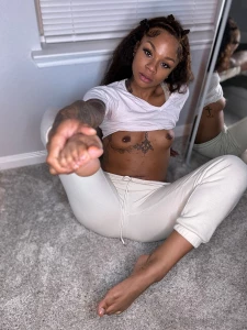 Hey babe feet tits or face comment your favorite of me and check dms