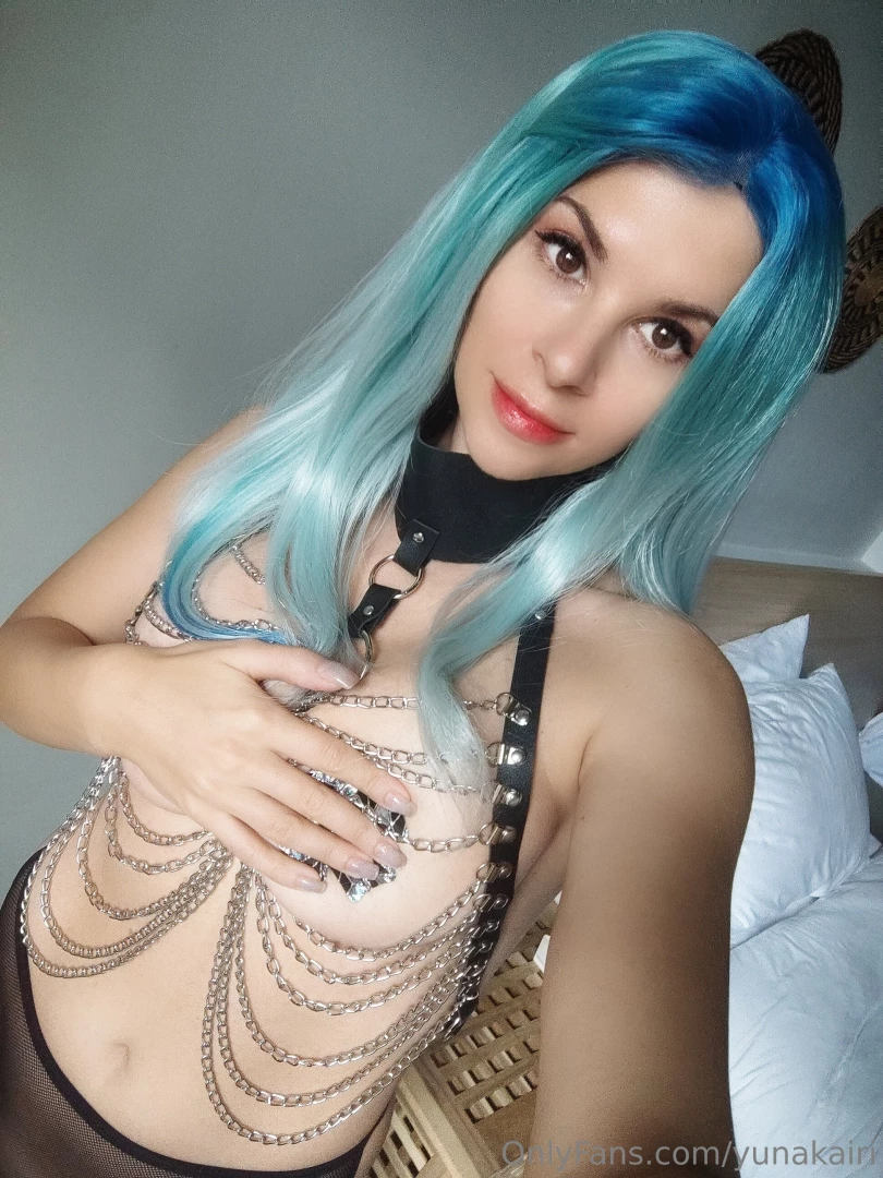 I am the seductive siren luring you with my eyes and captivating you 