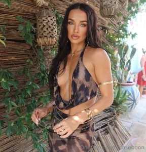 A hot new bombshell has entered the villa part 2