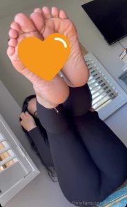 First time doing this color on my toes the paint job is looking part 1