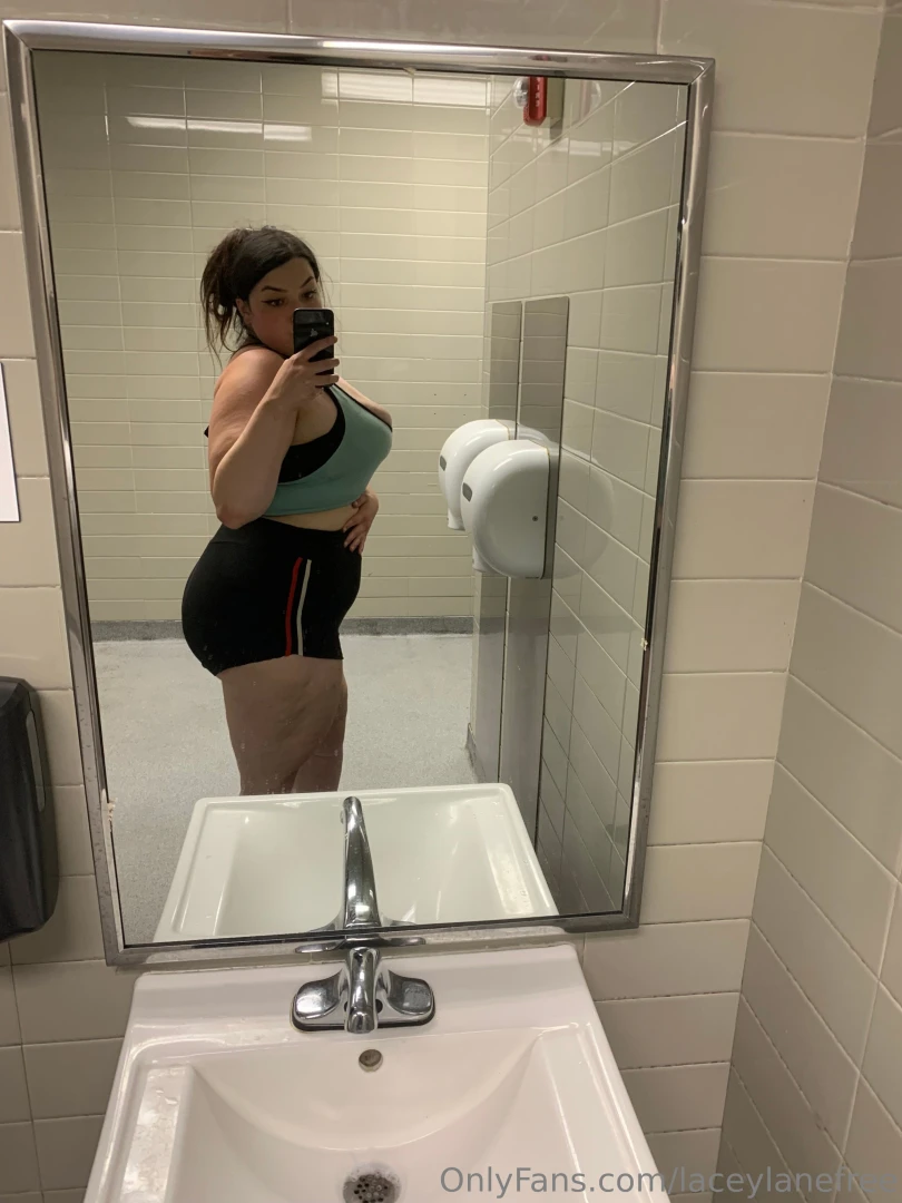Like if i should post more booty pics part 1 