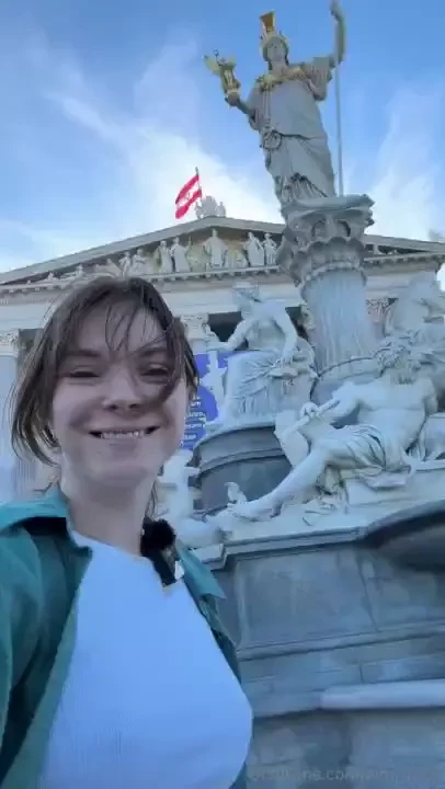 Another little snippet from being in vienna walking by the parliament 