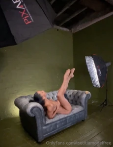 Today i am sharing with you a brand new nude behind the scenes video