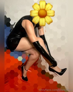 Love my black latex dress and how my ass looks like