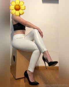 Im love with this white leather leggings and high heels perfect for