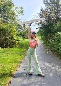 Hi babes it s a beautitiful day wouldn t you say help me out while i