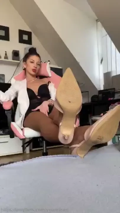 Smoking nylon fetish you should be near my heels while i smoke 