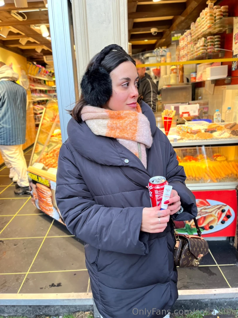 Could you take pictures of me often on our date 