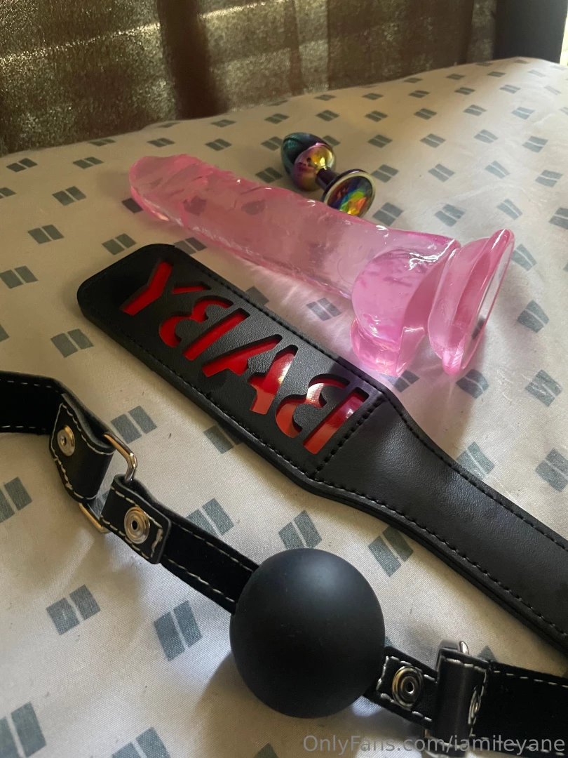 Wanna see me fuck my self spank or gag message me facetime now 