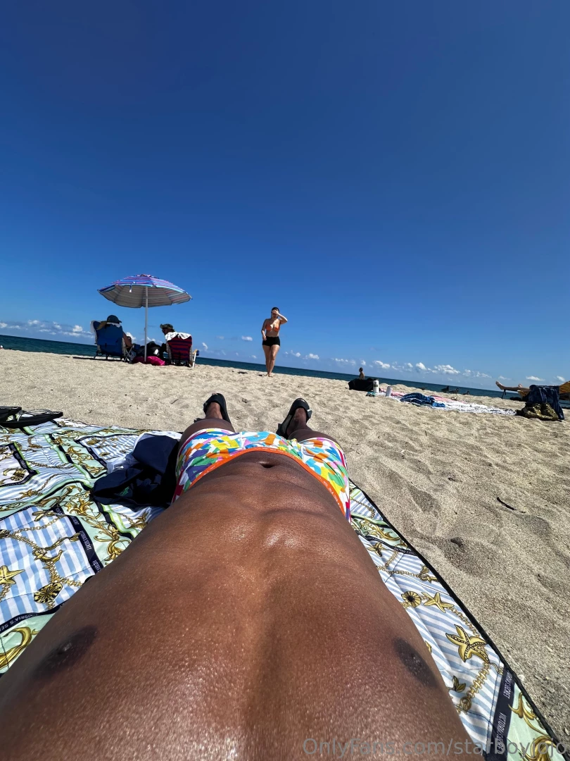 Nice sweaty tan want to take a lick 