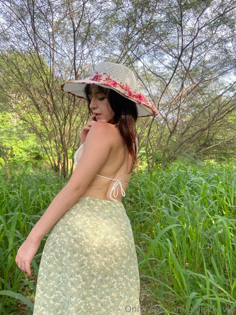 Beach or a picnic for a sweet date with me 