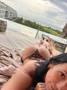 Find yourself a women that looks at you like beyourwild