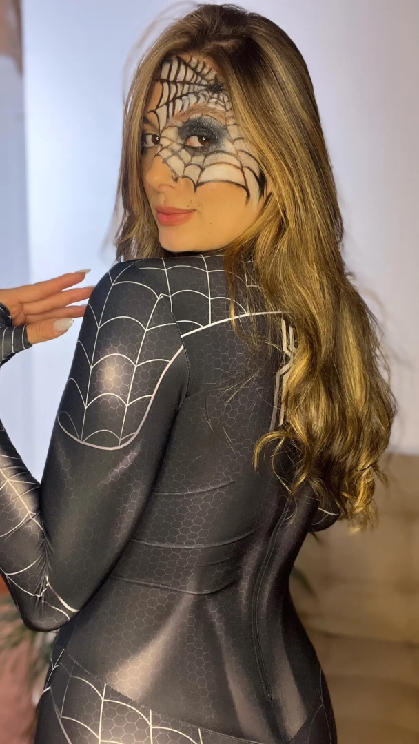 Una spidergirl muy juguetona hoy estoy online 