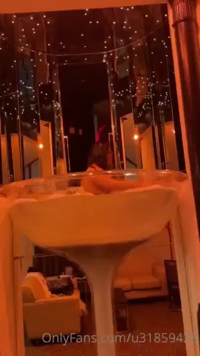 Champagne glass chilling 