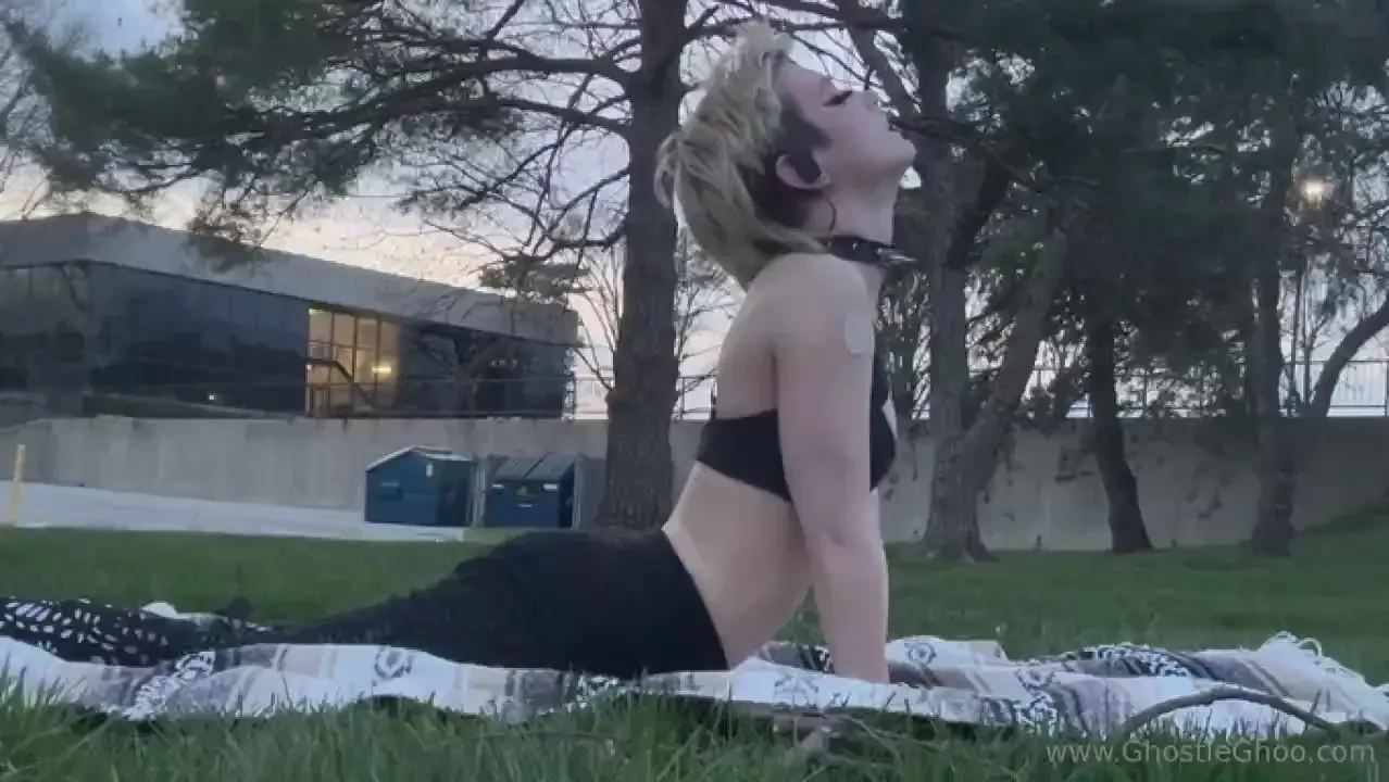 Oooof it feels so good taking the time to stretch my body out i 