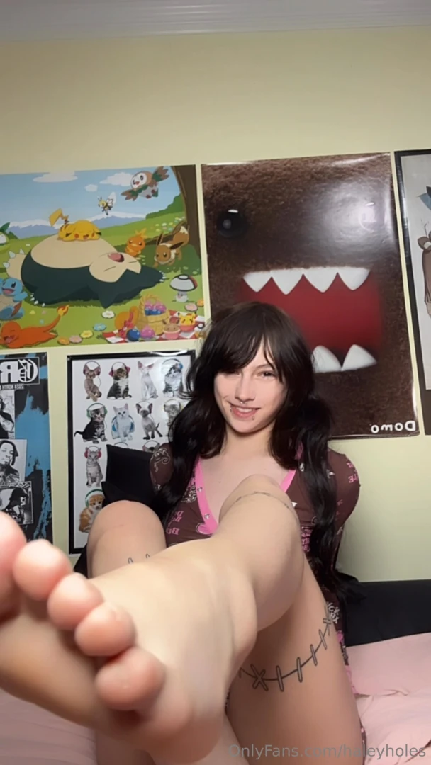 Can u hold these legs and grind me slowly 