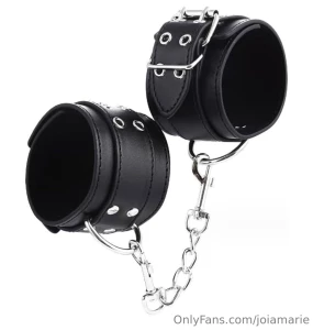 I m dying to do a photoshoot in just the accessories but i m gonna part 1