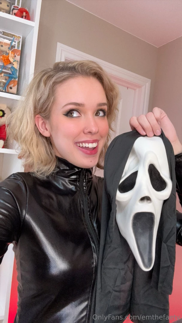 Day 10 of 31 days of cosplay for fae-o-ween ghost face just a selfie 