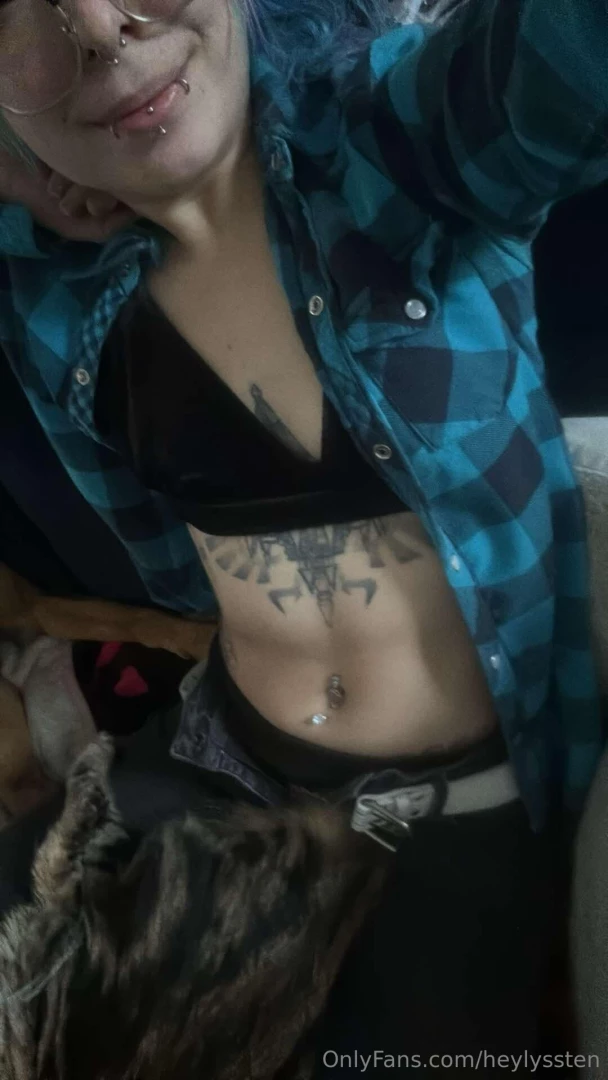 Ignore my tummy look at the kitty 