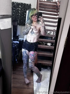 Startin the week with underboob c