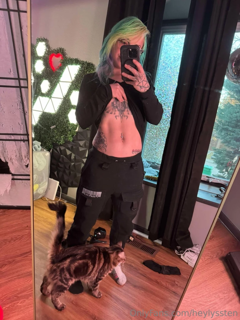 It s getting so cold but at least my tummy is cute 3 