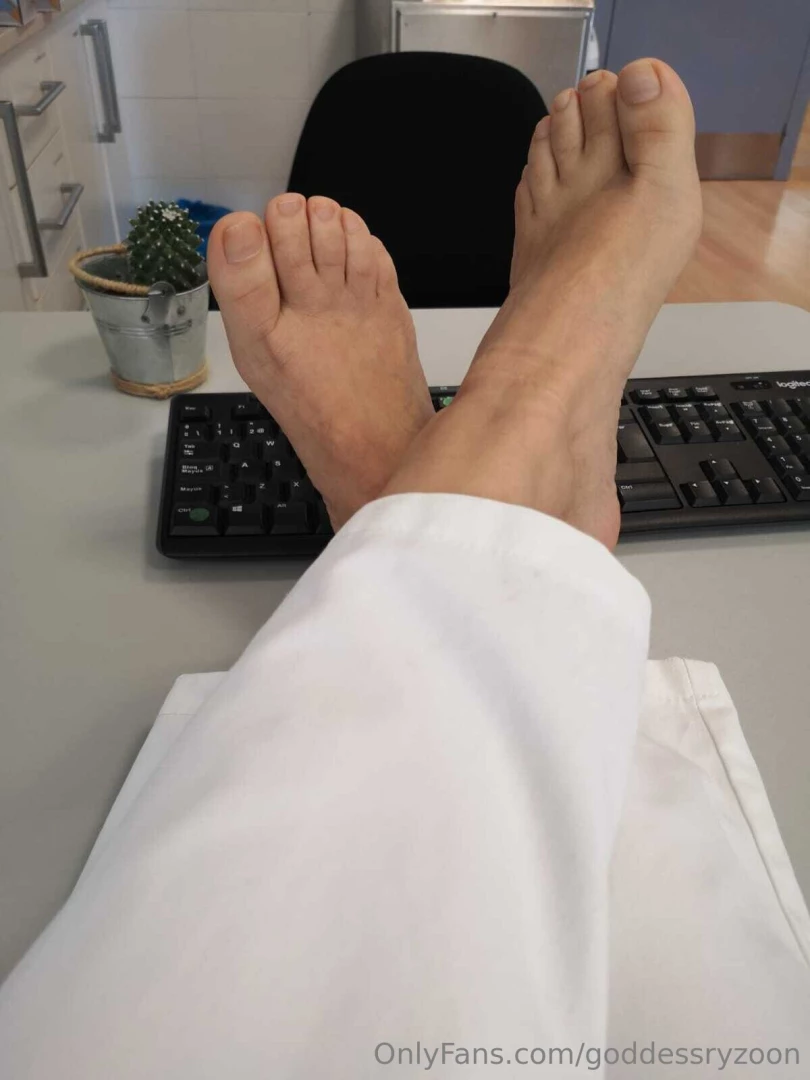 I love working barefoot does anyone want to be my co-worker 