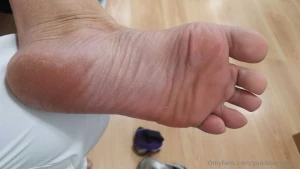 Do you suck them they re very sweaty and i d like a tongue in there