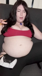 Silly little gamerpig plays oblivion and drinks a container of ice