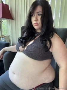 Its rlly cute when girls are big dumb bloated hogs like if u agree lt