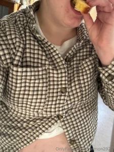 Belly popping out of my tight shirt part 1