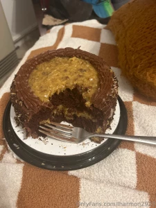 Casually eating a 3 600 calorie cake