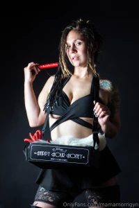 All i want for milfs day is for you to set your phone background to a