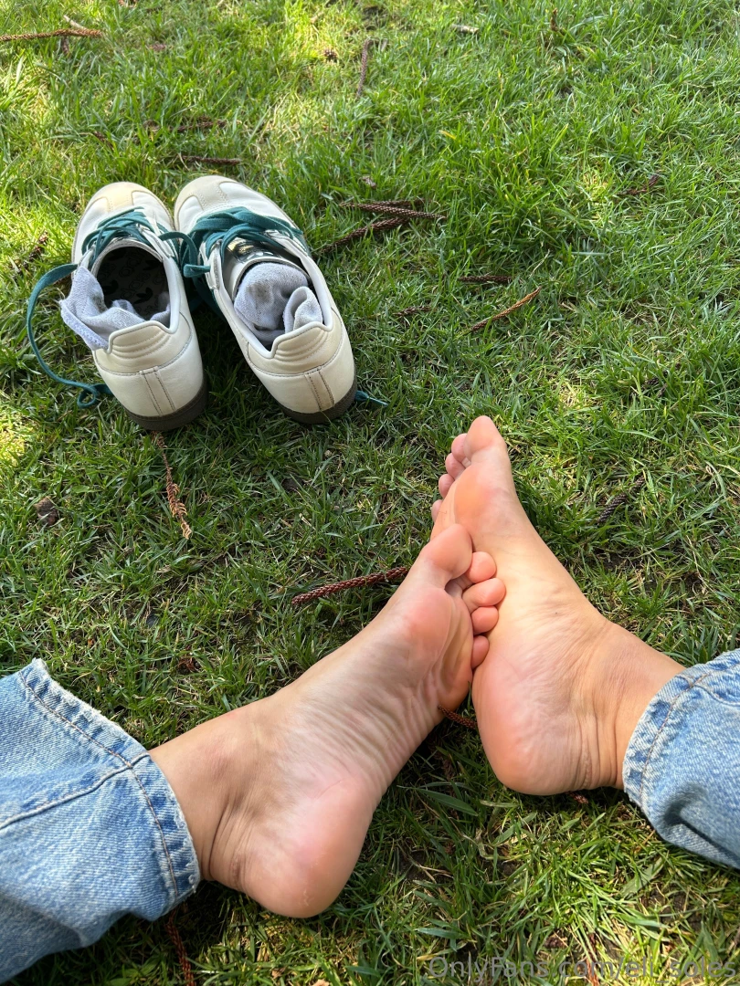 I love exposing my feet at the park it feels sooo good to let them air 