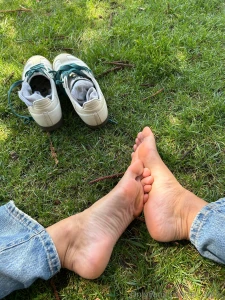 I love exposing my feet at the park it feels sooo good to let them air