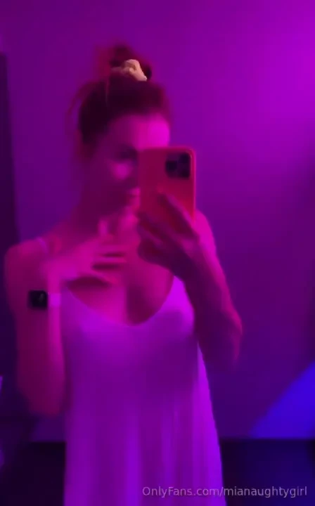 Came to get a tan at the tanning salon i love when my body is covered 