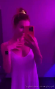 Came to get a tan at the tanning salon i love when my body is covered