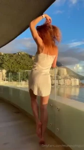 Dancing to the sound of the waves - what else is needed for happiness
