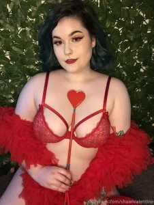 Red is one of my favourite colours to wear - i love the contrast with