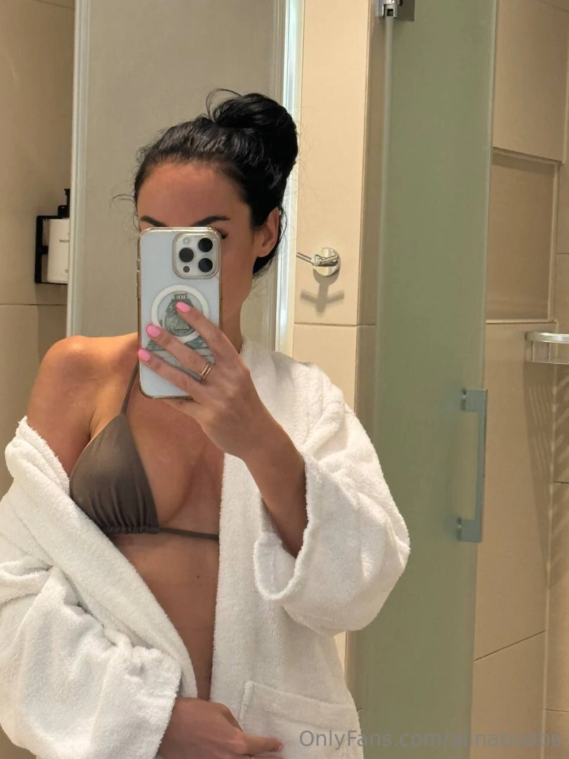 I m taking pictures of the best person in the world show me a smile 