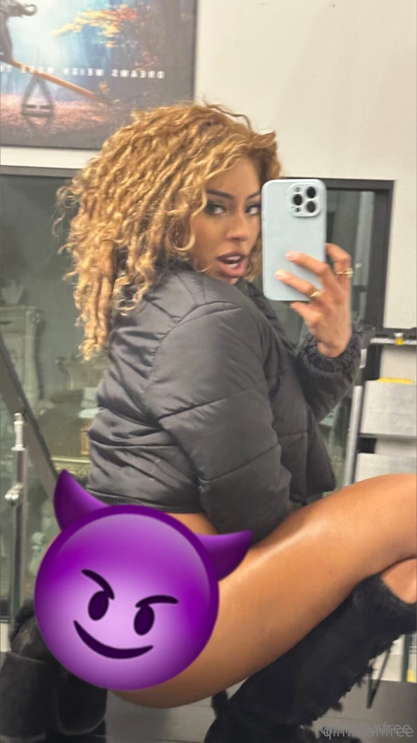 Trust me my ass in these piqs will make you instantly hard 