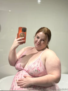 Goodmorning looking very pregnant today lol