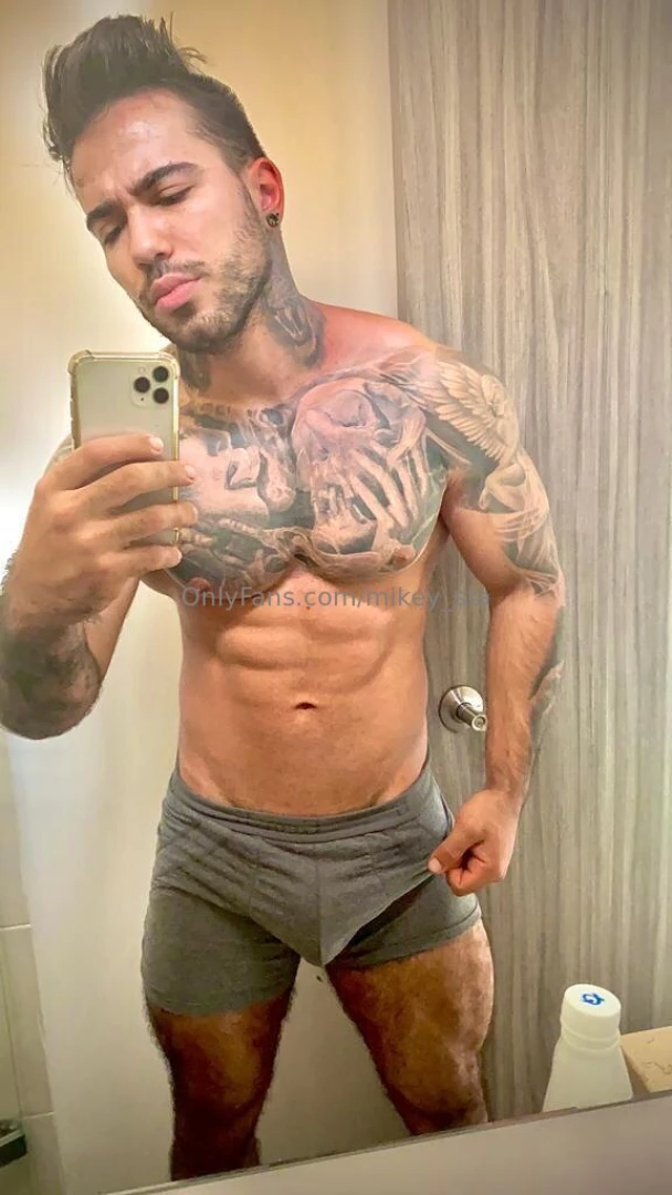 Come and lick that hunks body 