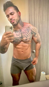 Come and lick that hunks body
