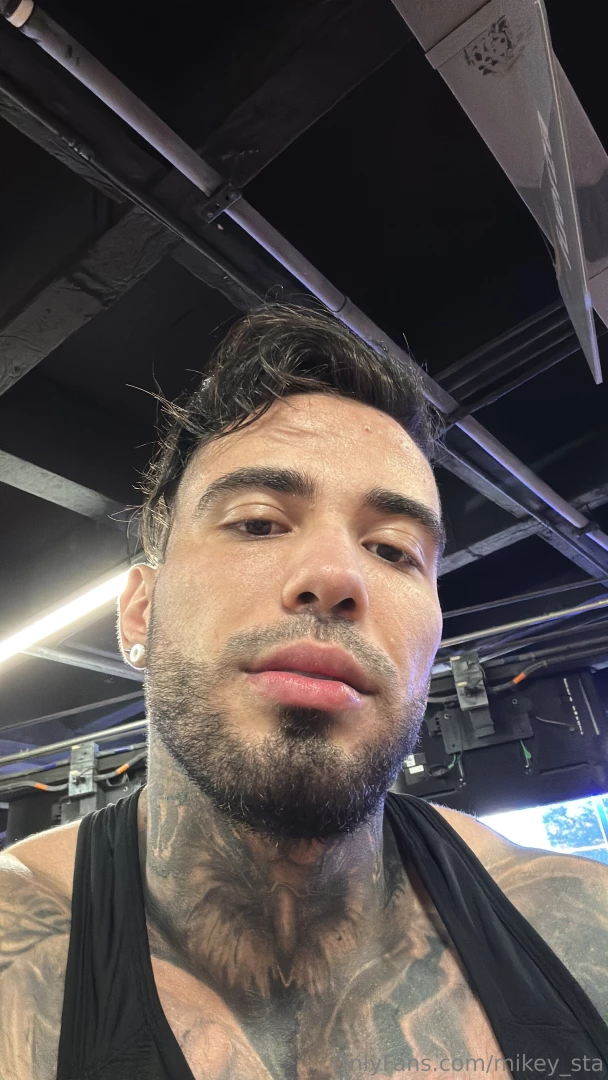 Who is into sweaty men dm me 