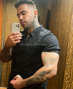 Who is into pumped and strong arms like this message me