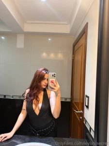 Eyes up baby this body is a work of art painted in curves and dripping part 1