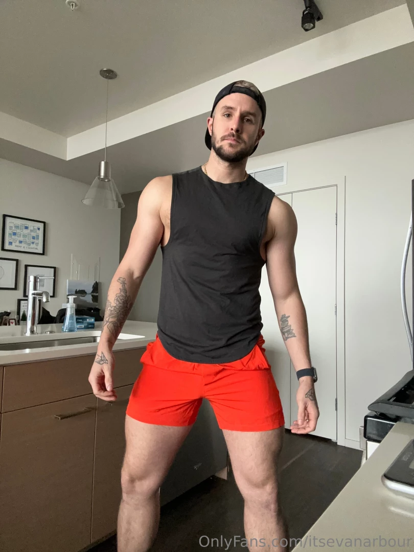 Me when my gym crush walks by and we make eye contact 