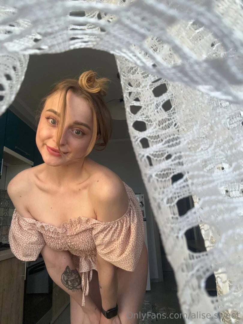 I wonder what s above the camera 