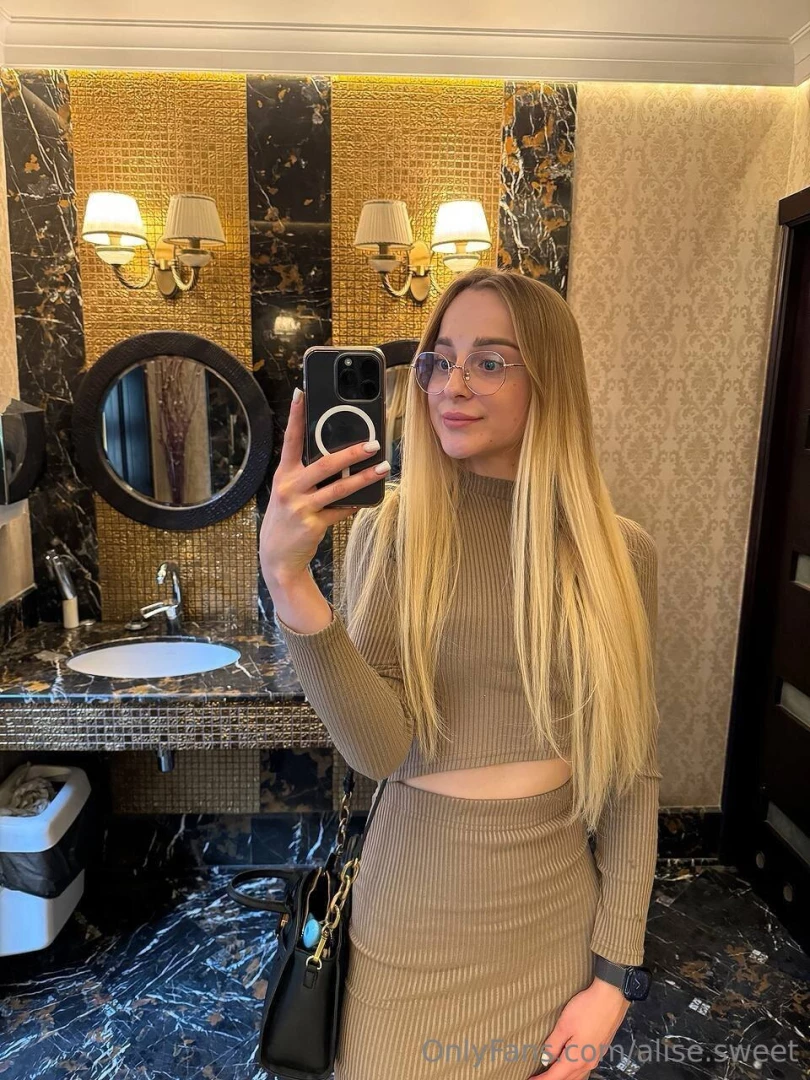 I love this background does it go well with my outfit part 1 
